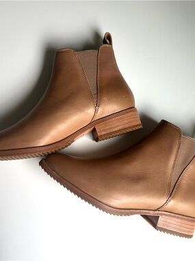 Eva Everyday Chelsea Boot by Nisolo in Almond leather